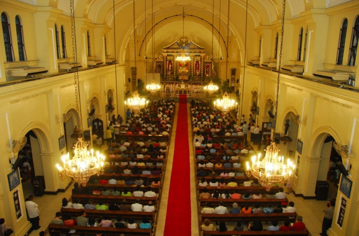 Bên trong không gian nhà thờ có nét cổ kính, sang trọng và thường được giới thượng lưu của Philippines chọn để tổ chức hôn lễ.