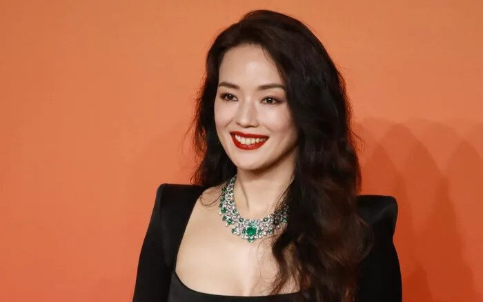 Một sao nữ nổi tiếng bị ngã đau điếng tại sự kiện ngoài trời mưa tầm tã Ảnh 2