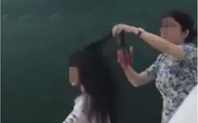 Vụ cô giáo cầm kéo cắt tóc nữ sinh trước mặt cả lớp: Hai cô trò đã ôm nhau cùng xin lỗi Ảnh 2