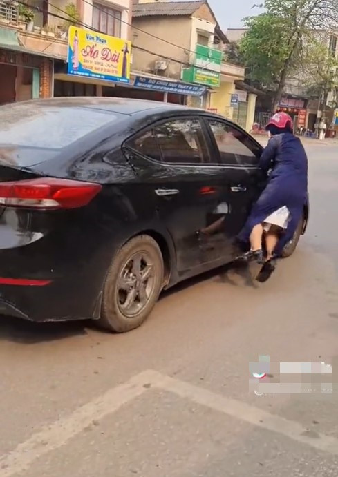 Bị vợ bắt quả tang chở 'bồ nhí' trên ô tô, chồng điểu khiển xe kéo lê vợ trên đường gây phẫn nộ Ảnh 2
