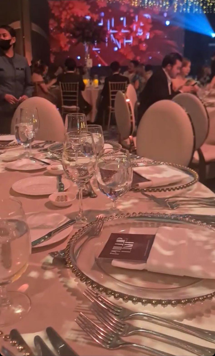 Không gian lễ cưới ấm cúng, sang trọng được phủ bởi đèn, nến và hoa tươi.