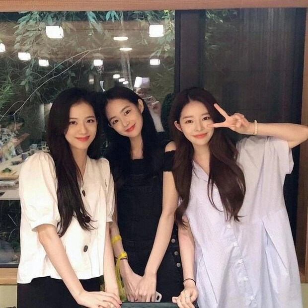 Hóa ra Hye Won là bạn thân của Jisoo (BLACKPINK). 