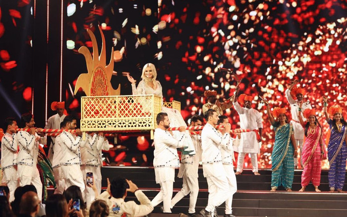 Màn xuất hiện vô cùng đặc biệt của đương kim Miss World Karolina Bielawska: Quốc mẫu hồi cung! Ảnh 2