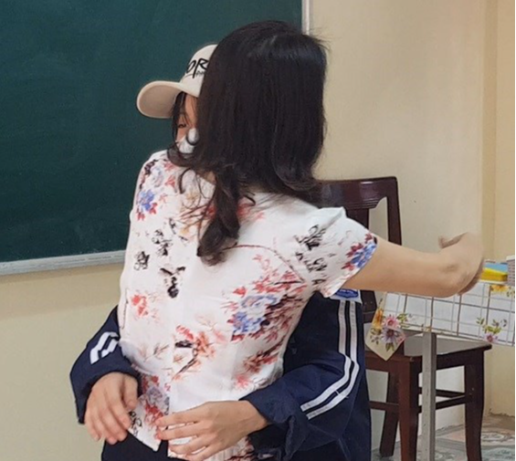 2 cô trò đã ôm nhau xin lỗi sau vụ việc
