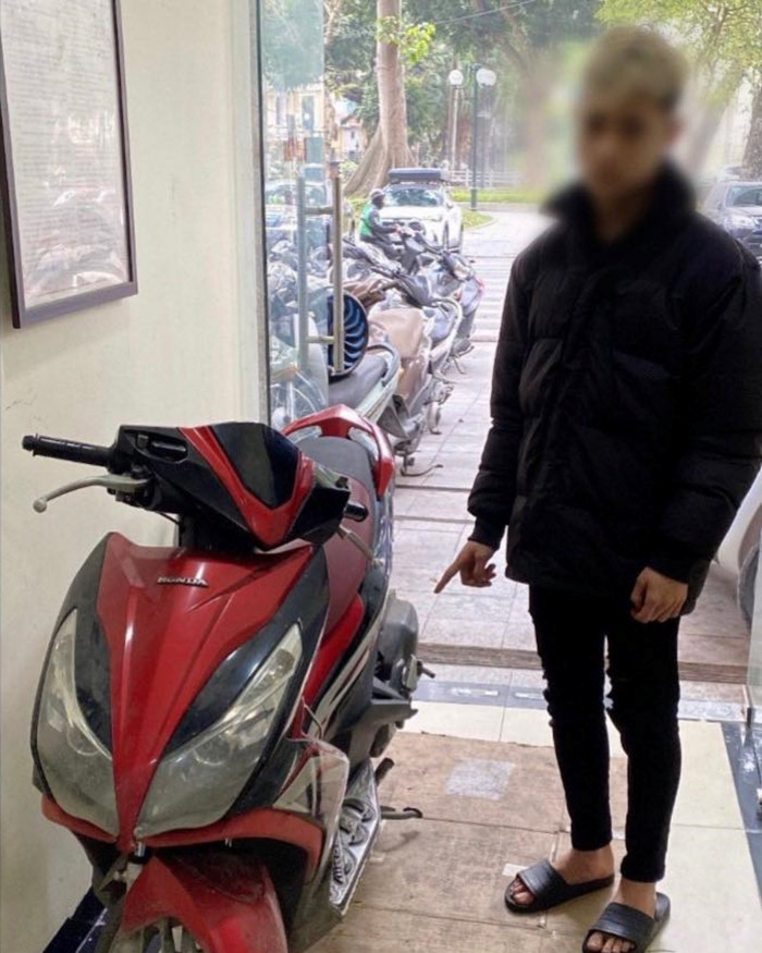 Thanh niên bốc đầu xe máy trước Nhà hát lớn Hà Nội bị xử lý. (Ảnh: CAHN).