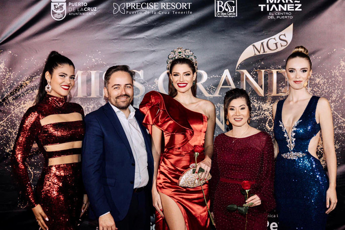 Hoa hậu đẹp nhất thế giới năm 2022 bị chê ăn mặc kém sang: Mà công nhận xấu thật Ảnh 5