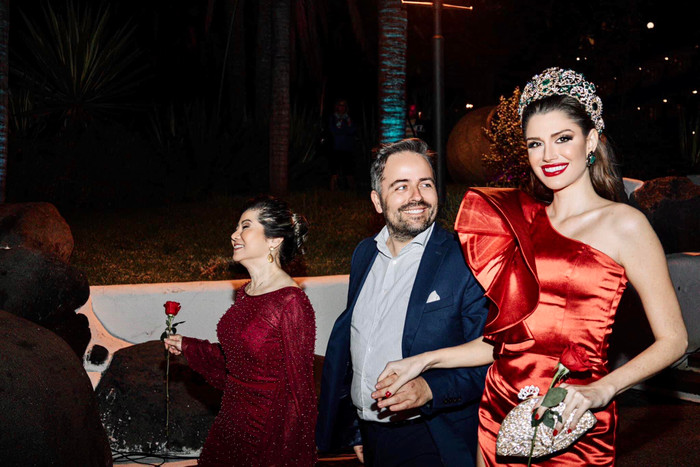 Hoa hậu đẹp nhất thế giới năm 2022 bị chê ăn mặc kém sang: Mà công nhận xấu thật Ảnh 4