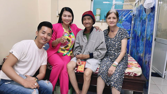 Khoảnh khắc NSƯT Ngọc Huyền chia sẻ khi chụp ảnh cùng nhạc sĩ Trương Minh Châu.