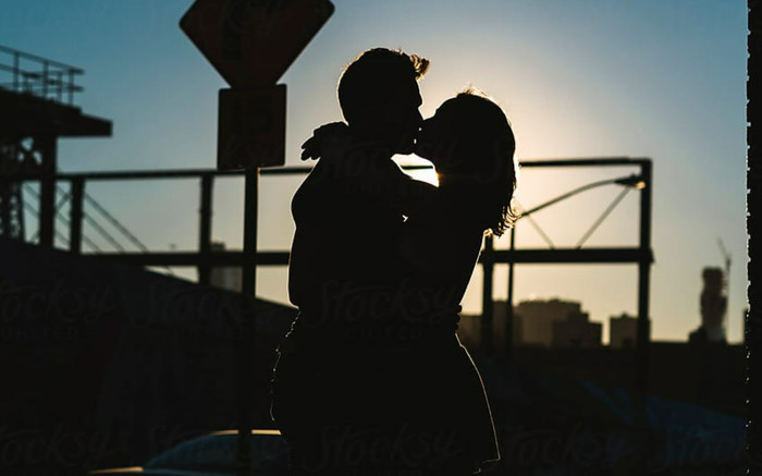 Cặp đôi nam nữ ca sĩ đình đám bị bắt gặp ôm hôn ở nhà hàng, bí mật hẹn hò? Ảnh 2