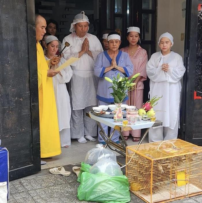 Các con phóng sinh trong lễ thất thứ 3 NSƯT Vũ Linh, chưa nguôi nỗi đau thương Ảnh 1