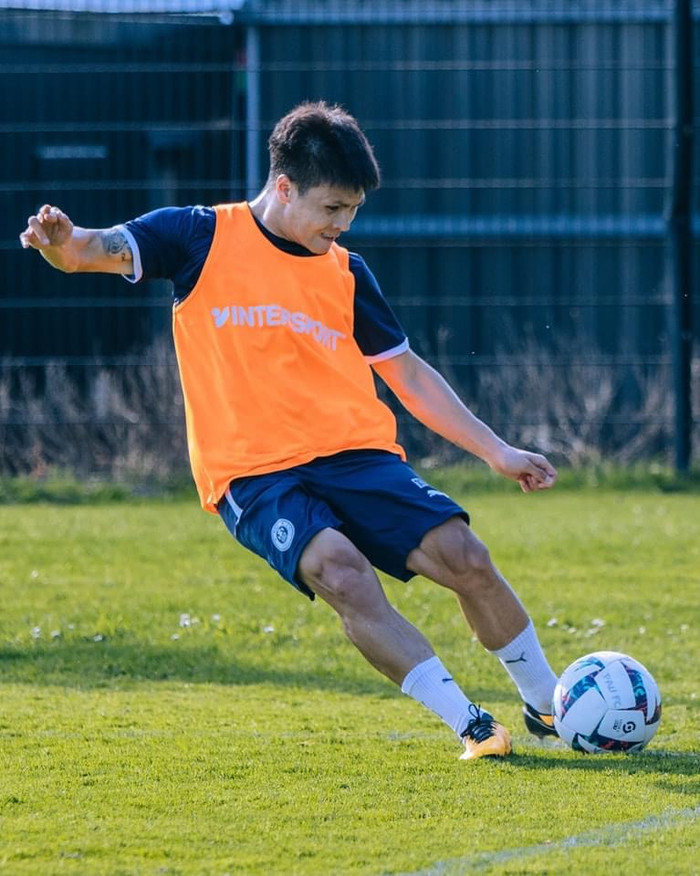 CĐV Pau FC quên Quang Hải do anh không thi đấu. Ảnh: Pau