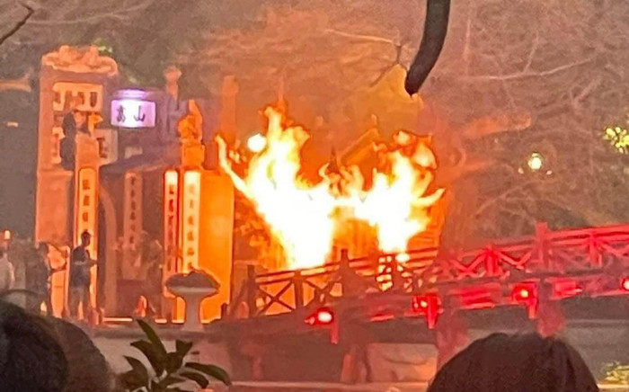 Vừa cháy tại bốt thu vé trước cầu Thê Húc Hà Nội Ảnh 2