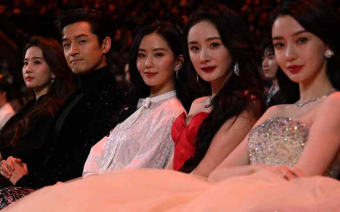 Ảnh gây bão nhất Đêm hội Weibo: Dương Tử đứng cạnh Địch Lệ Nhiệt Ba chưa hot bằng dàn Tiên Kiếm Ảnh 2