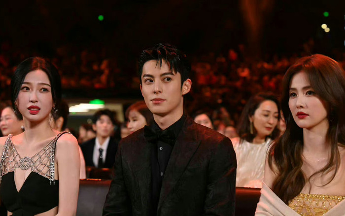 Biểu cảm hoang mang của Vương Hạc Đệ khi ngồi giữa Ngu Thư Hân, Bạch Lộc trong Đêm hội Weibo Ảnh 2