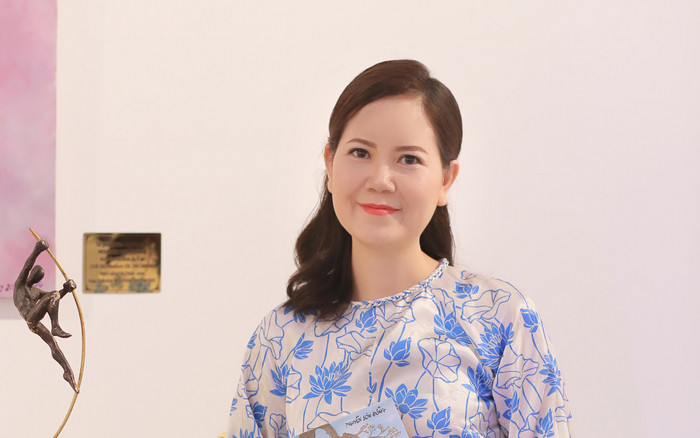 Từng mắc trầm cảm nặng, nữ họa sĩ tái sinh nhờ vẽ 'loài hoa của trời' Ảnh 2