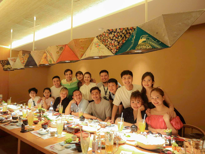 Khả Ngân khoe ảnh đi ăn cùng đồng nghiệp, trong đó có Thanh Sơn. 