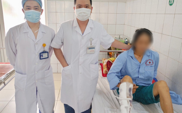 Đang đi làm ruộng, người phụ nữ bỗng liệt cả hai chân vì lý do này Ảnh 2