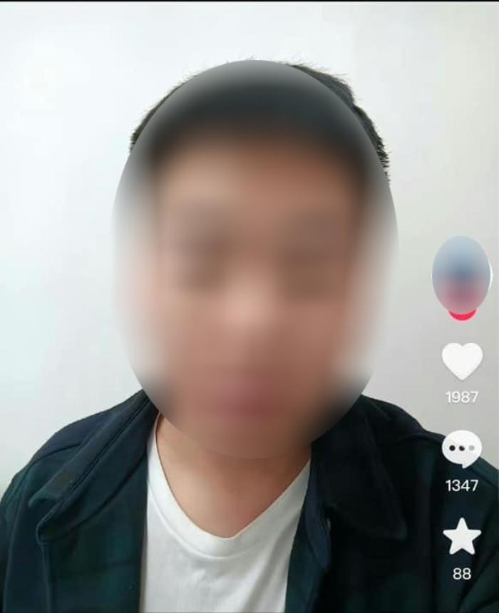 A picture containing person, indoorDescription automatically generated