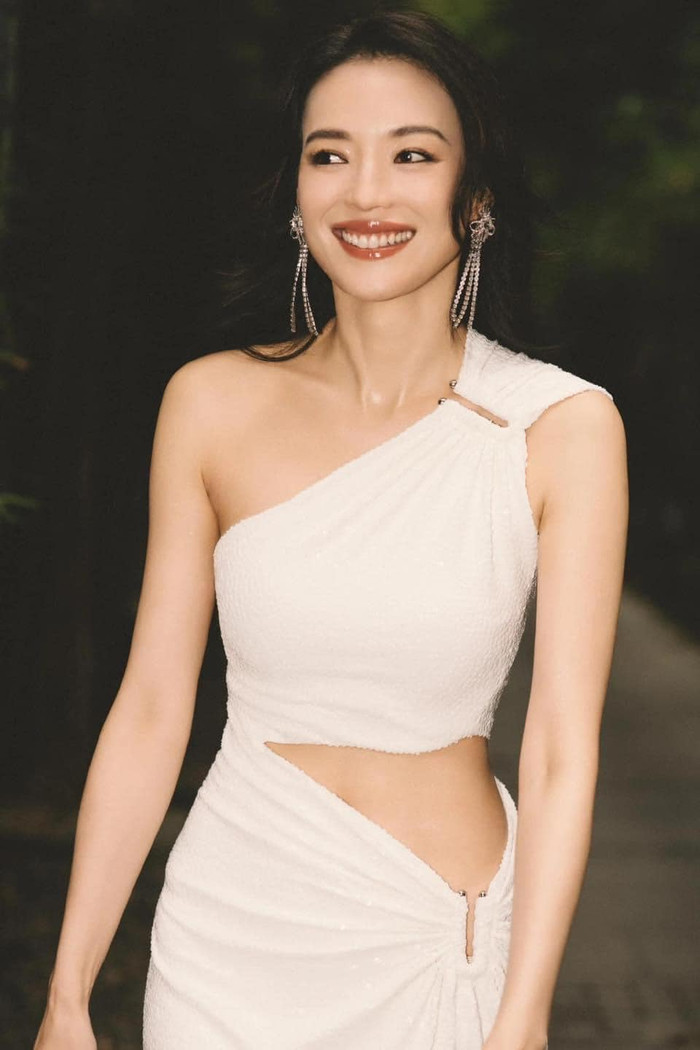 Bức ảnh khiến cả mạng xã hội 'chao đảo' chính là những tấm hình tham gia sự kiện thời trang gần đây của Thư Kỳ. Trong ảnh, cô diện một chiếc đầm trắng được làm từ chất liệu len mềm với thiết kế cắt xẻ khoe vòng eo thon thả, săn chắc đáng ngưỡng mộ. 