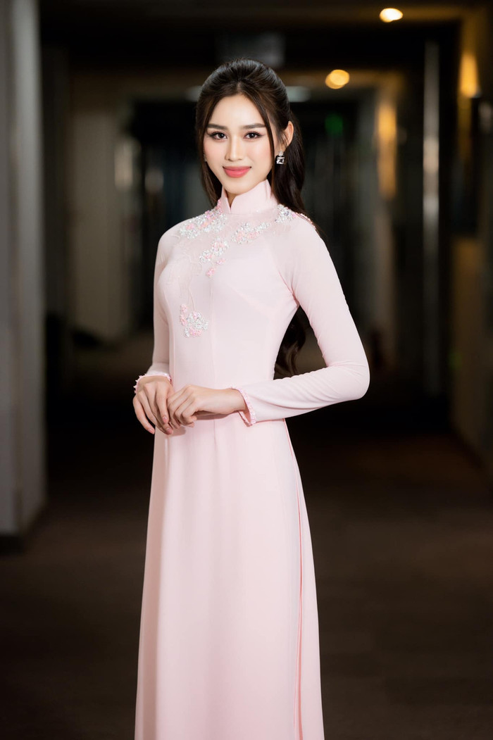 Bộ áo dài của Nhà mốt 9192 đã giúp chân dài xứ Thanh phô diễn hết nét đẹp của cơ thể: Đôi chân dài miên man thẳng tắp, vòng eo thon gọn không chút mỡ thừa, gương mặt sáng rực như trăng Rằm tháng 8.