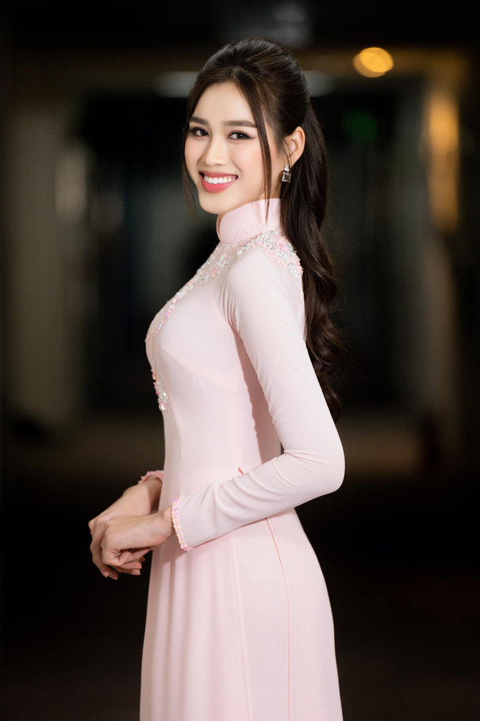 Mới đây, Top 13 Miss World có dịp tham gia Lễ trao giải thưởng Gương mặt trẻ Việt Nam tiêu biểu do Trung ương Đoàn tổ chức. Cô đã mê hoặc fan sắc đẹp bằng bộ áo dài màu hồng pastel nhã nhặn.&nbsp;