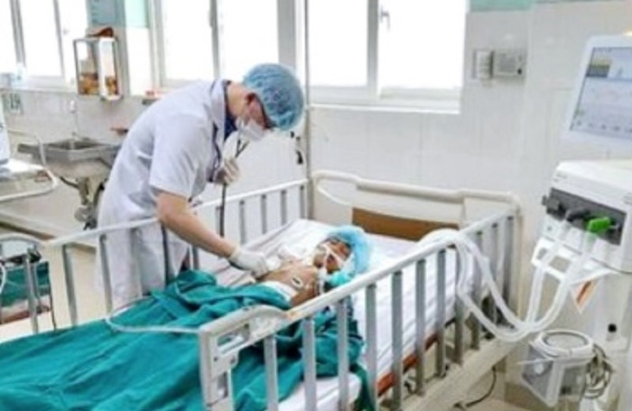 Bác sĩ thăm khám sức khỏe bệnh nhân bị thương. (Ảnh: Bảo vệ pháp luật).