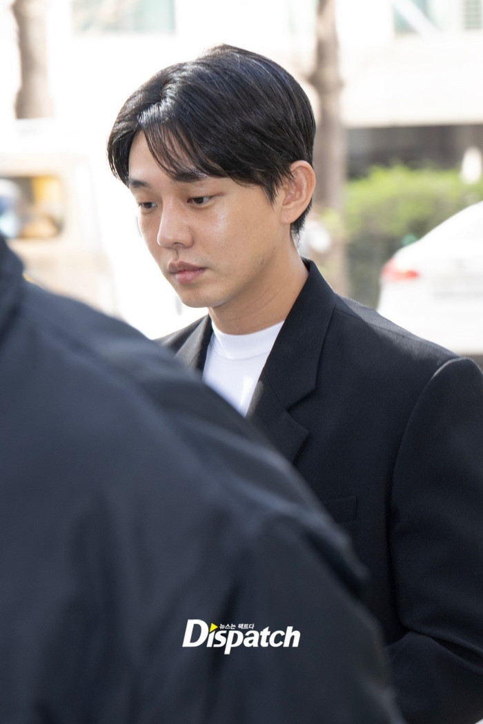 Bên cạnh việc diện trang phục màu đen, nam diễn viên còn lộ rõ vẻ tiều tụy khi tiếp nhận lệnh triệu tập từ phía cảnh sát (Ảnh: Dispatch)