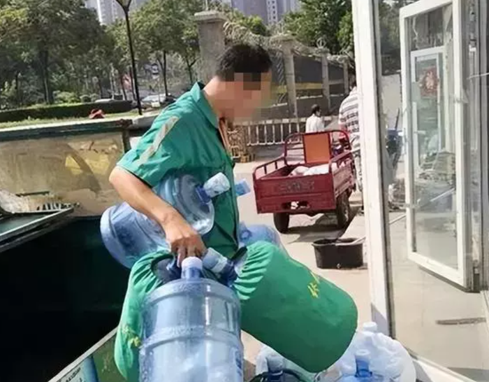  Nghe con gái 9 tuổi nói trong bụng có em bé, ông bố tá hỏa đem đi khám liền bật khóc trước kết quả Ảnh 1
