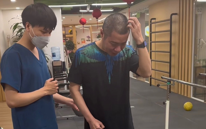 Nghẹn ngào với khoảnh khắc NSND Công Lý tập tễnh cố gắng bước từng bước Ảnh 2