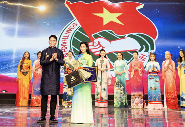Phạm Hạnh Quyên – MC Trung tâm Thời tiết - Thời sự đạt Giải Nhất 'Duyên dáng Áo dài VTV 2023'