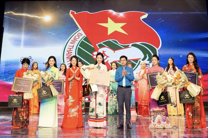 Bên cạnh đó, cuộc thi còn có Giải phụ Thí sinh đằm thắm nhất là Trương Thanh Thủy – Ban Khoa giáo, giải Thí sinh được yêu thích nhất: Nguyễn Việt Hà – Trung tâm Thời Tiết – Thời sự.