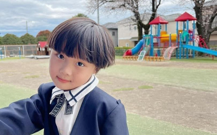 Mới ngày nào còn đợi mẹ nhắc 'Sa chào cô chú đi con', bé Sa nhà Quỳnh Trần JP nay đã tốt nghiệp mẫu giáo Ảnh 2