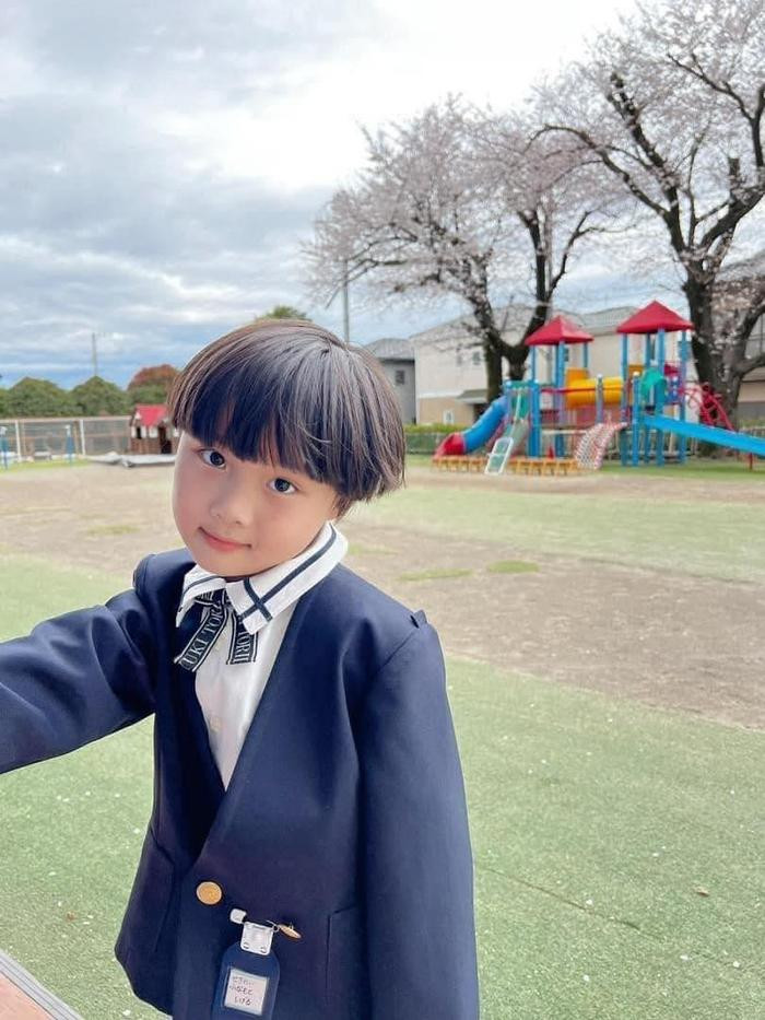 Mới ngày nào còn đợi mẹ nhắc 'Sa chào cô chú đi con', bé Sa nhà Quỳnh JP nay đã tốt nghiệp mẫu giáo Ảnh 2