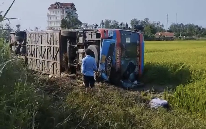 Tránh người đàn ông băng qua đường, xe khách bị lật xuống ruộng khiến tài xế tử vong thương tâm Ảnh 2
