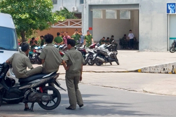 Cảnh sát ập vào một công ty mua bán nợ, phong tỏa khám xét. (Ảnh: Dân trí).