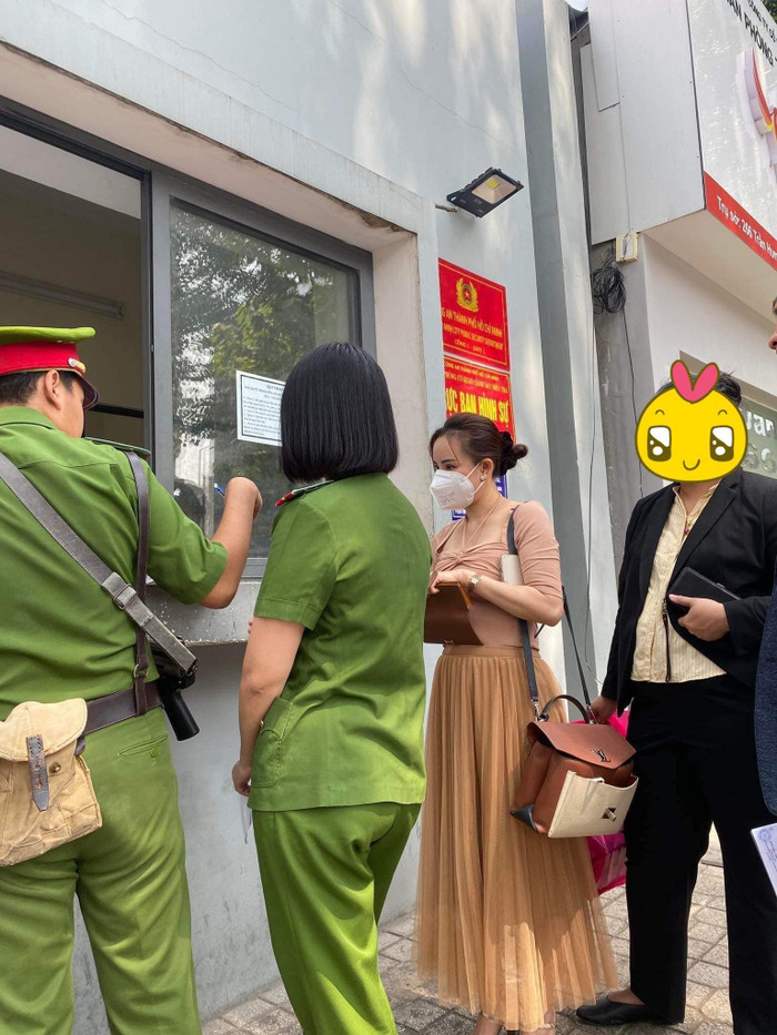 Hình ảnh lan truyền trên mạng xã hội cho rằng ca sĩ Vy Oanh đến trụ sở Công an làm việc theo giấy triệu tập yêu cầu mới đây