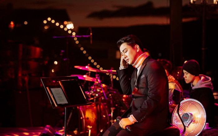 Hoài Lâm 'cứa tim' người nghe khi hát bolero, bất ngờ bị chê trách: 'Sao không đứng dậy hát'? Ảnh 2