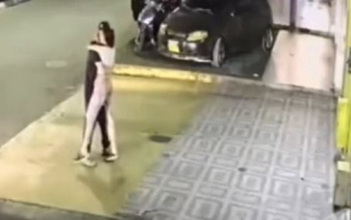 Cặp đôi đang ôm nhau tình tứ liền giật nảy mình vì 'bóng trắng' lướt qua, xem lại camera vẫn còn run sợ Ảnh 2