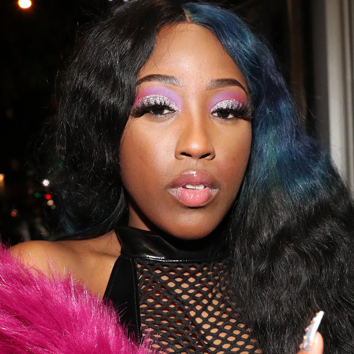 Sự việc nữ rapper bị bắt vì gây thương tích nặng cho bạn trai khiến dư luận xôn xao.