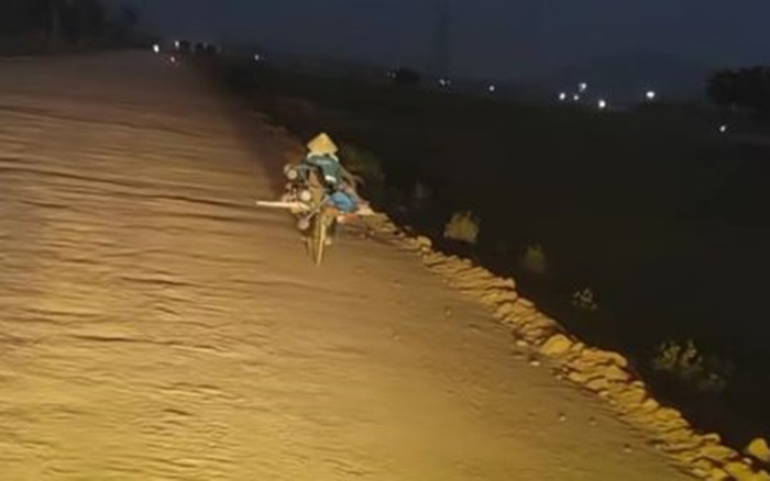 Thấy 'dáng mẹ' mệt nhọc đạp xe trên con đường đất lúc trời nhá nhem tối, tài xế có việc làm gây xúc động Ảnh 2