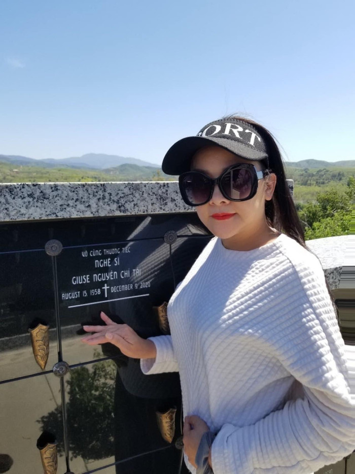 Hình ảnh ca sĩ Như Quỳnh viếng thăm mộ cố nghệ sĩ Chí Tài