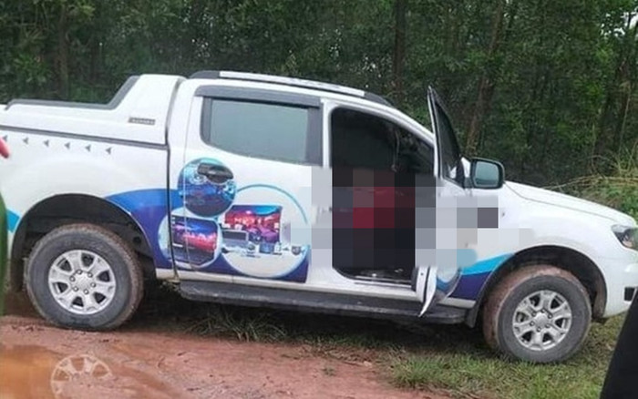 Chiếc ô tô bán tải đỗ bất thường ở sân bóng và cảnh tượng kinh hãi khiến người dân lập tức báo Công an Ảnh 2