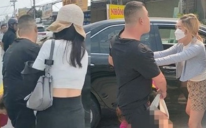 Nhóm đối tượng đánh đập, lột quần áo cô gái 18 tuổi ở Bình Dương khai gì tại Cơ quan Công an? Ảnh 2