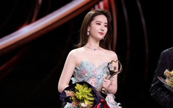 Lưu Diệc Phi hậu Đêm hội Weibo: Hết bị đồng nghiệp ghẻ lạnh lại chịu đối xử bất công Ảnh 2