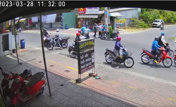 Camera an ninh ghi lại cảnh thanh niên mặc đồng phục dân quân tự vệ hành hung nam học sinh