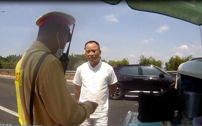 Bị CSGT kiểm tra, người đàn ông rút loại thẻ này ra và cái kết đắng Ảnh 2