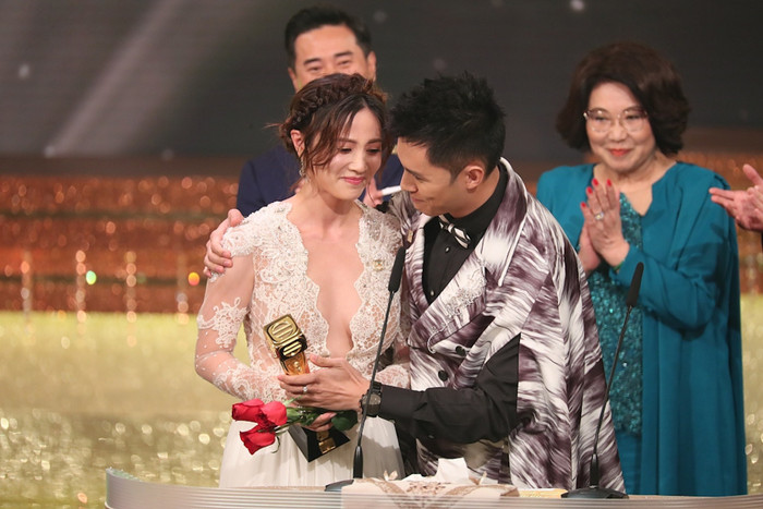 Diễn viên Hà Quảng Bái và Chu Thần Lệ từng được xem là cặp đôi tin đồn sau khi cả hai đóng cặp với nhau trong bộ phim truyền hình TVB Nam thần xuyên thời gian năm 2017. 