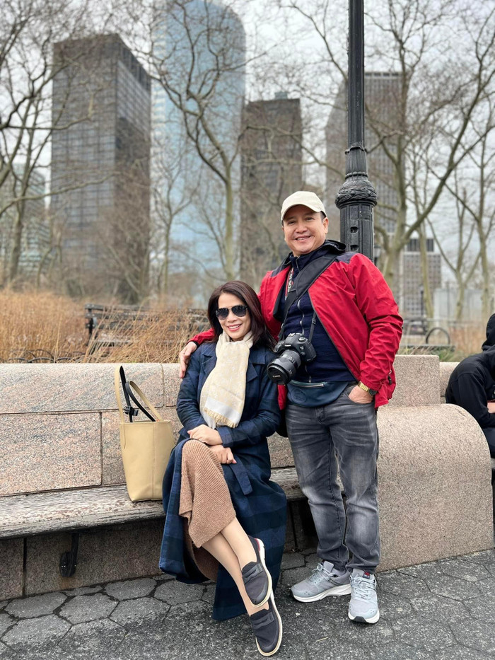 NSƯT Chí Trung khoe ảnh rạng rỡ bên bạn gái kém 17 tuổi đang có chuyến du lịch bên Mỹ.