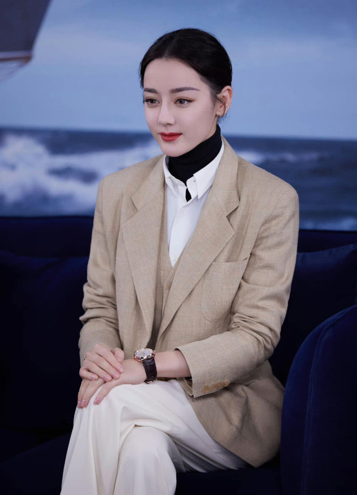 Địch Lệ Nhiệt Ba trở nên chăm chỉ hơn trong việc xuất hiện trước công chúng. Đồng thời cô không còn ra sức che chắn vòng hai như trước đây