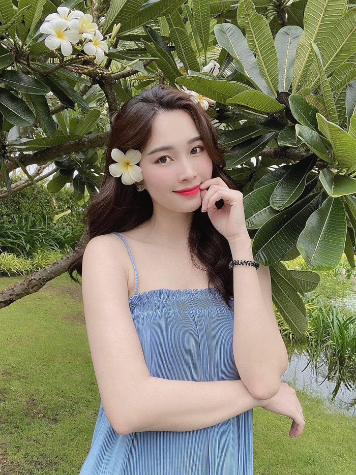 Làn da trắng hồng, khuôn mặt rạng rỡ khiến cho Đặng Thu Thuỷ tươi trẻ như tuổi đôi mươi.